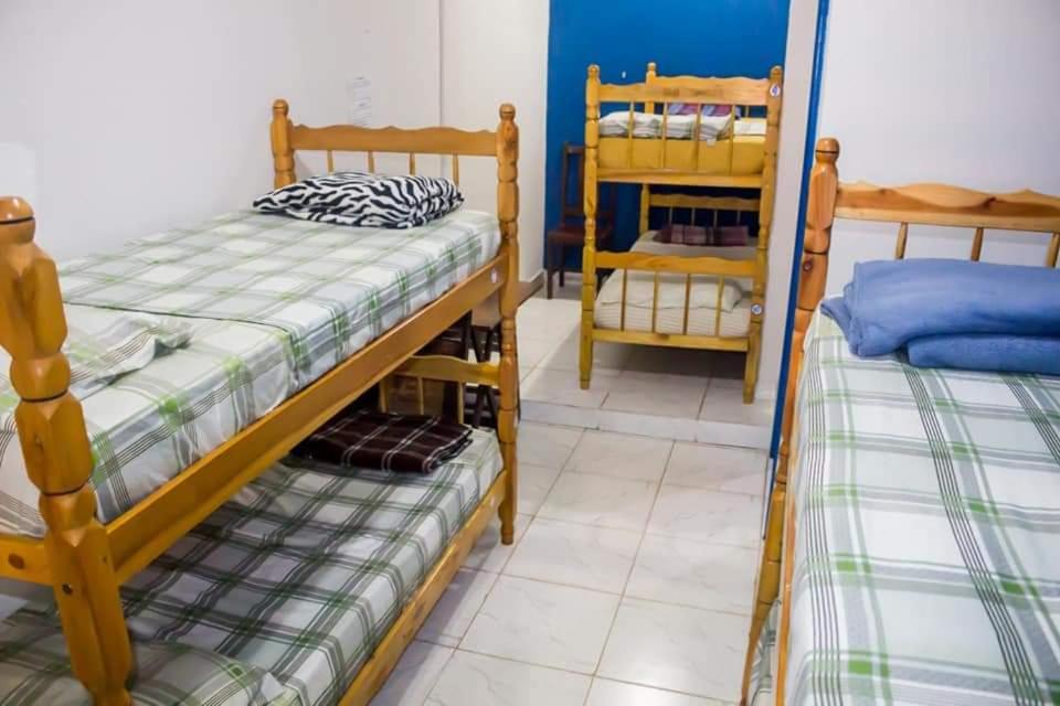 Двухъярусная кровать или двухъярусные кровати в номере Paradise Hostel Ilha Grande