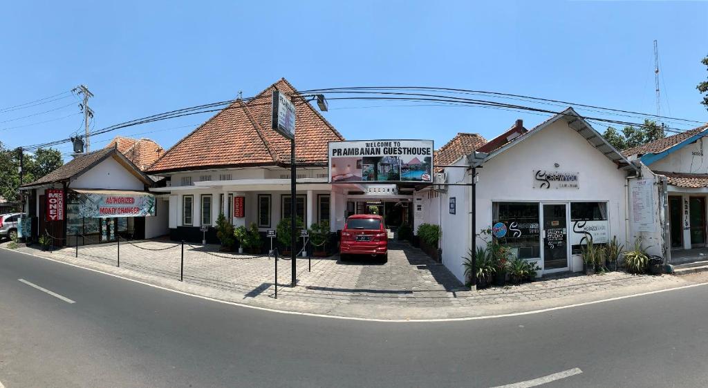 un edificio sul lato di una strada di Prambanan Guesthouse a Yogyakarta