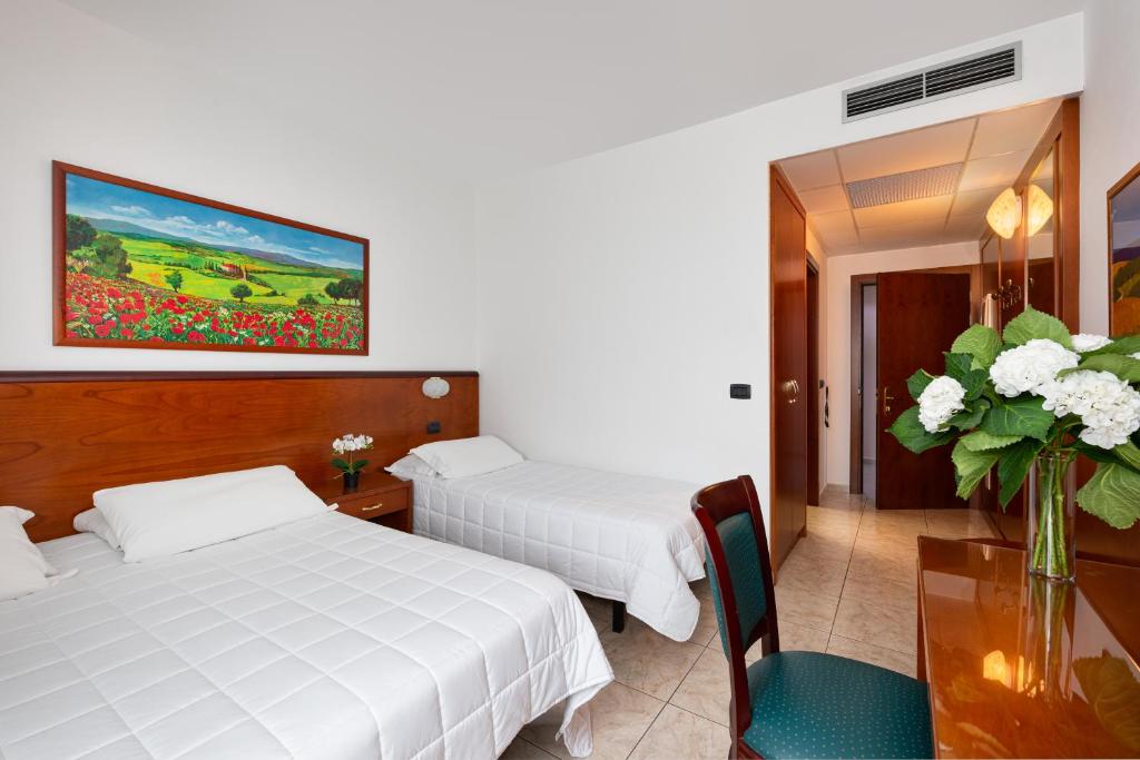Postel nebo postele na pokoji v ubytování Rivoli Hotel
