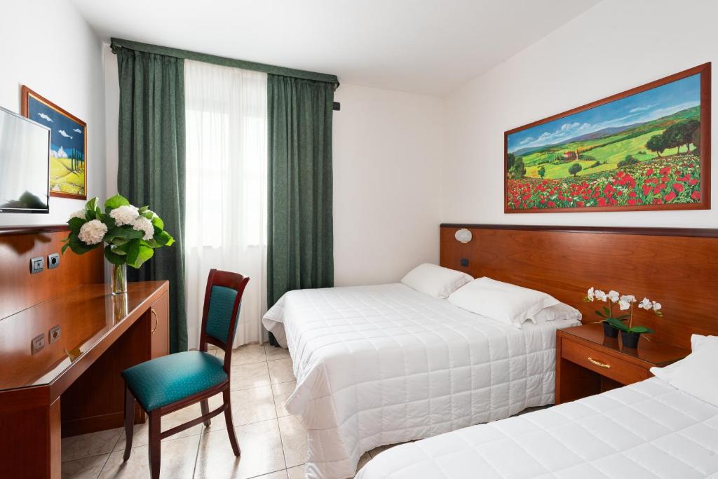 Postel nebo postele na pokoji v ubytování Rivoli Hotel