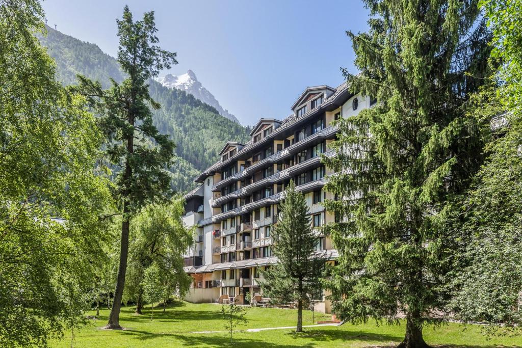 un hôtel dans les montagnes avec des arbres dans l'établissement Résidence Pierre & Vacances Le Chamois Blanc, à Chamonix-Mont-Blanc