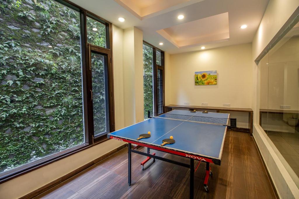 Stolní tenis v ubytování Snow Valley Resorts Shimla nebo okolí