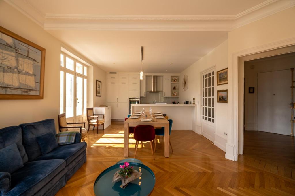 ein Wohnzimmer mit einem Sofa und einem Tisch in der Unterkunft L'Annexe du Château in Annecy