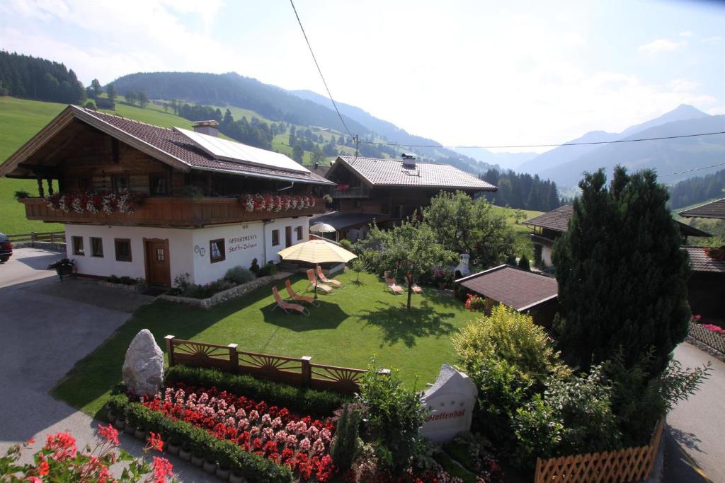 een luchtzicht op een huis met een tuin bij Stoffen Zuhaus in Alpbach