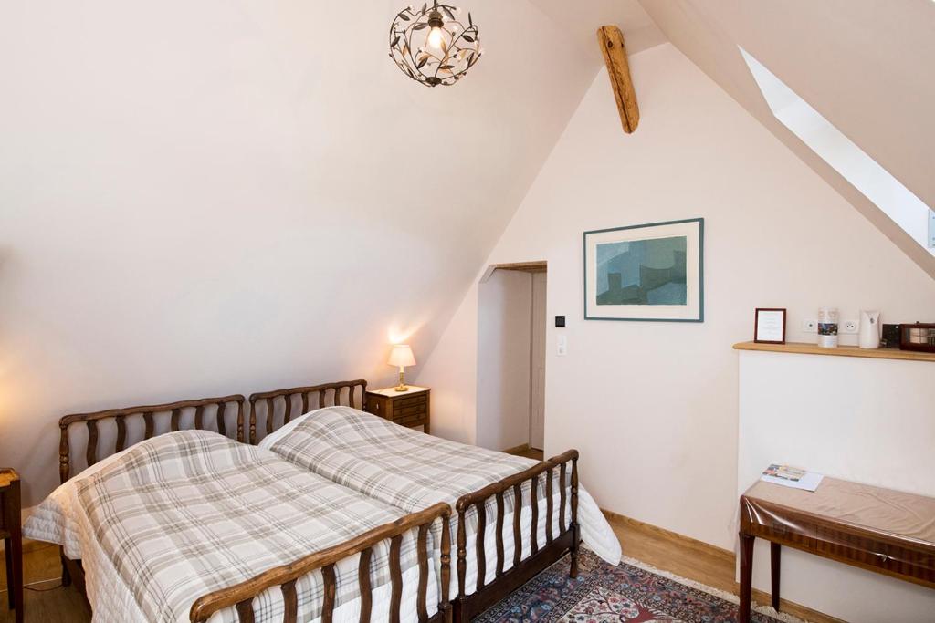 Postel nebo postele na pokoji v ubytování Le Prieure d'Orchaise