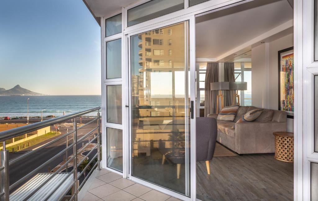Gallery image of Luxury Ocean View Beachfront 2 bed apartment -206 The Waves, Blouberg, Cape Town in Bloubergstrand