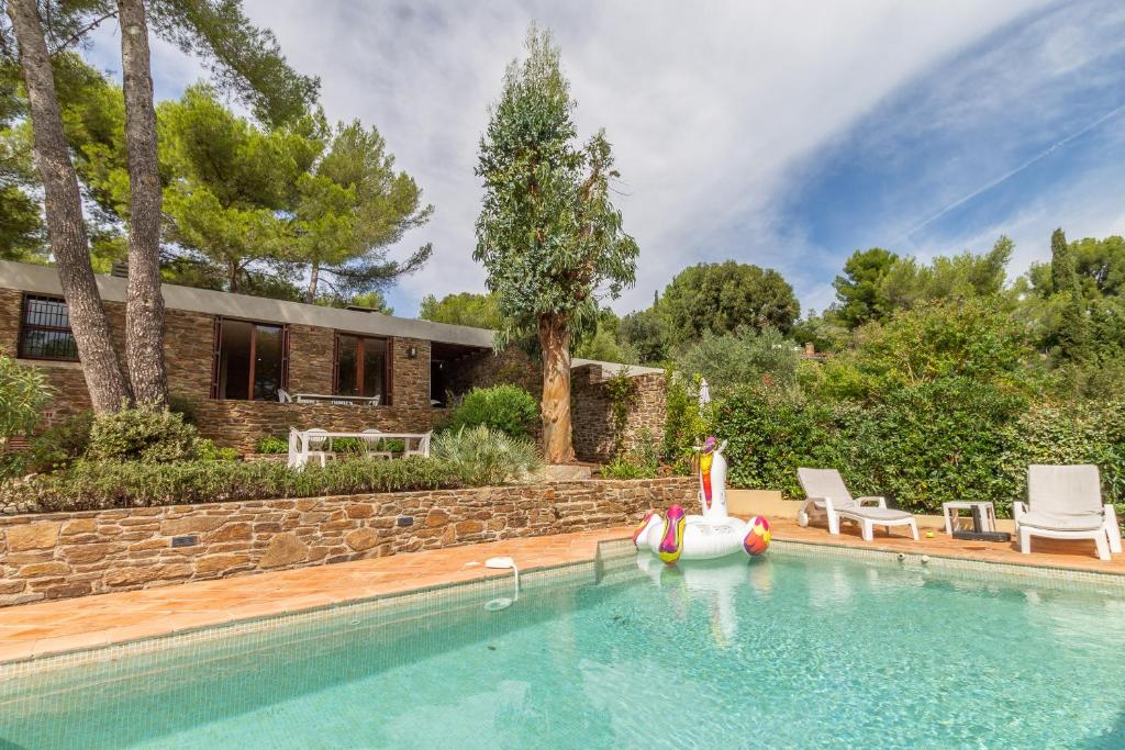 une piscine devant une maison dans l'établissement Les Eucalyptus, à Bormes-les-Mimosas