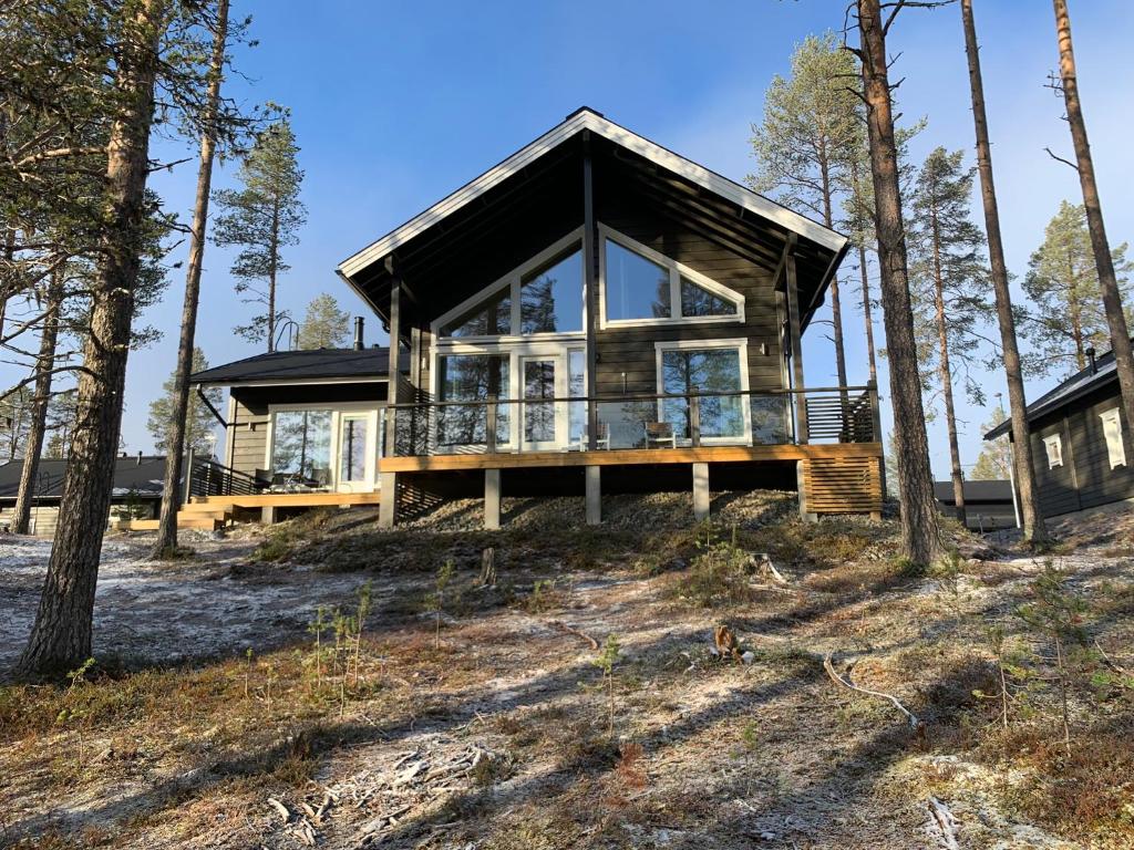 een huis op een heuvel in het bos bij Villa LumiHelmi A & B in Äkäslompolo