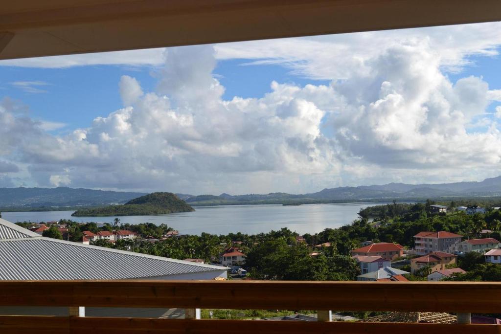 d'un balcon avec vue sur le lac. dans l'établissement LES VILLAS TARA ET ANAIS, à Les Trois-Îlets
