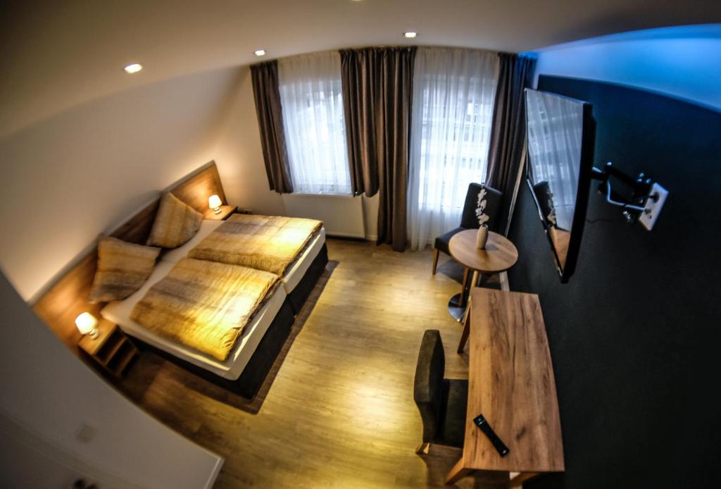 una camera con letto, scrivania e tavolo di Schlafstübchen a Leer
