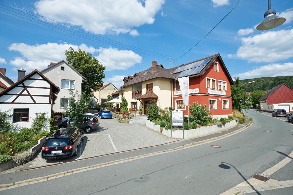 model ulicy z domami i samochodem w obiekcie Landgasthof Zehner w mieście Drosendorf