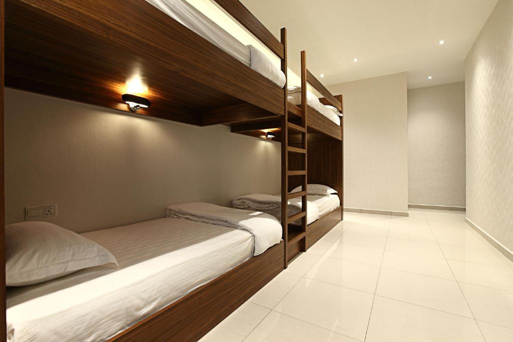Postel nebo postele na pokoji v ubytování Sri Enstek Hotel KLIA, KLIA 2 & F1