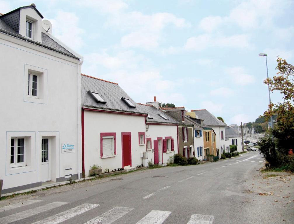 een straat in een dorp met witte huizen bij La Saline in Le Palais