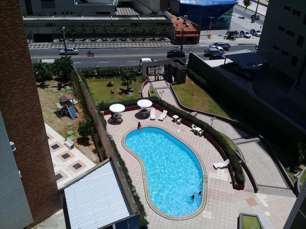 una vista aérea de una piscina en un edificio en Porto de Iracema- Ferias Temporada Fortaleza, en Fortaleza