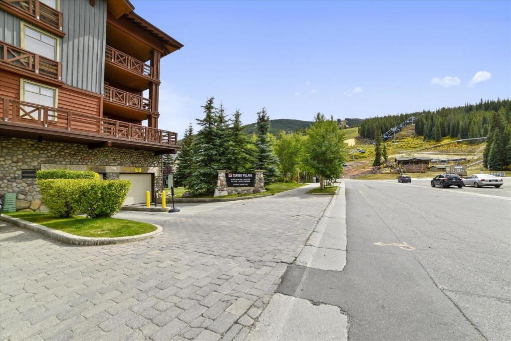 an empty street in front of a building at Tucker Mountain Lodge 102 Condo in Copper Mountain