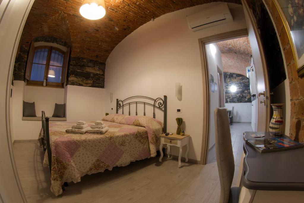 a bedroom with a bed in a room at 5 terre e dintorni Rental House in La Spezia