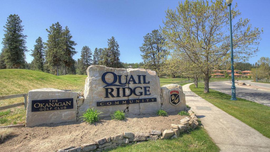 una señal para una comunidad de Oaku Ridge en un parque en Pinnacle Pointe Resort by Discover Kelowna Resort Accommodations, en Kelowna
