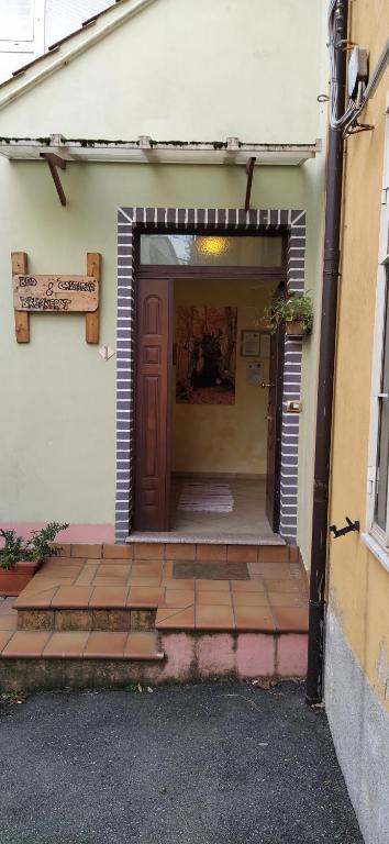einen Eingang zu einem Gebäude mit einer Tür und einem Schild in der Unterkunft Bed&Breakfast Castagna in Carlopoli
