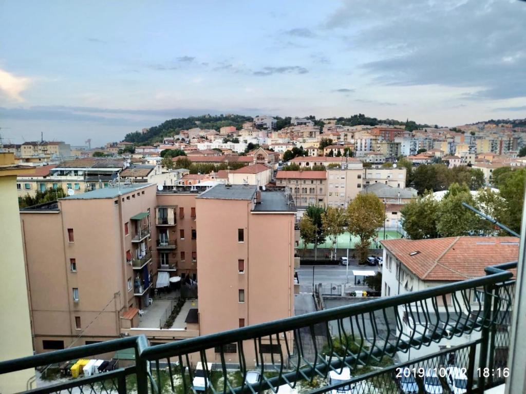 Nespecifikovaný výhled na destinaci Ancona nebo výhled na město při pohledu z penzionu