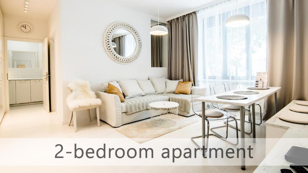 Posedenie v ubytovaní White Apartments with AC by Kovee
