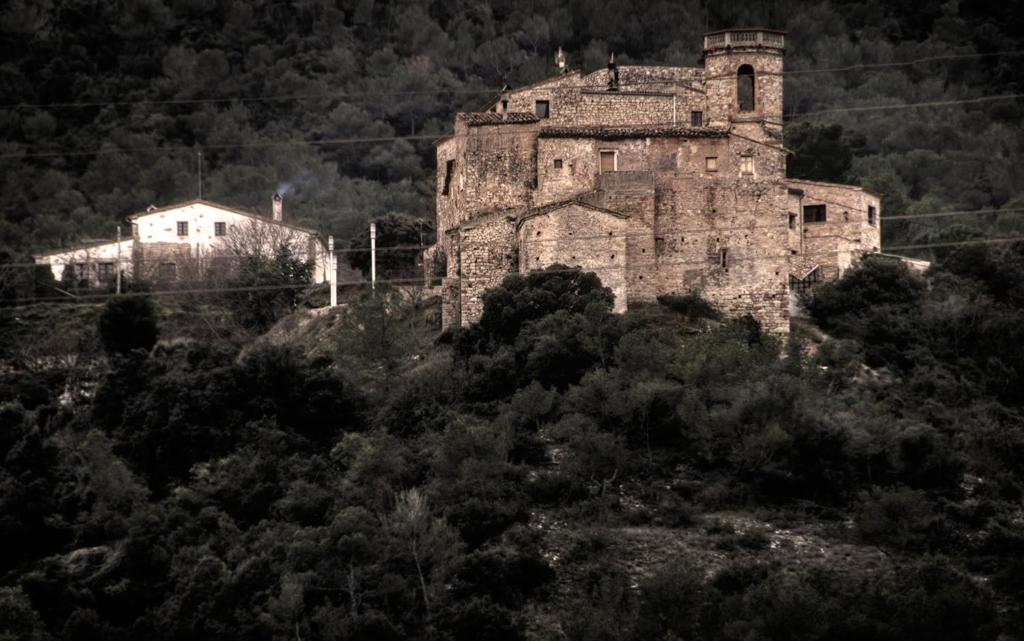 un antiguo edificio en la cima de una colina en Castell D´Orpí, en Orpí