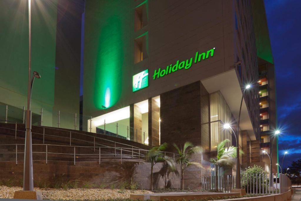 un bâtiment hospitalier avec un panneau vert dans l'établissement Holiday Inn Bogota Airport, an IHG Hotel, à Bogotá