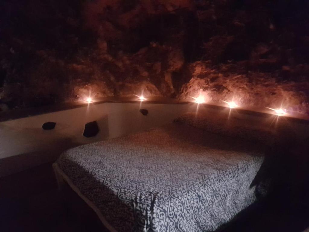 una camera da letto con un letto illuminato di Casa cueva El perucho a Güímar