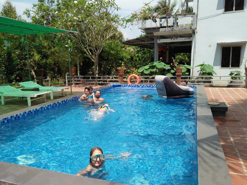 Bazén v ubytování Quoc Phuong Riverside Homestay nebo v jeho okolí