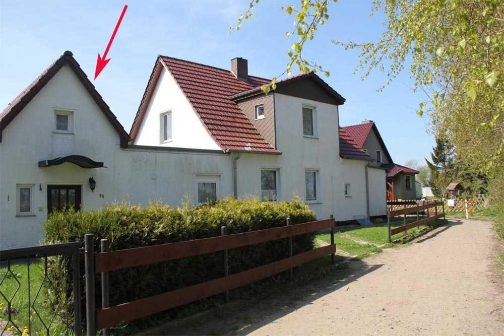 DrewoldkeにあるFerienhaus Breege RUeG 2051の赤い屋根の白い家