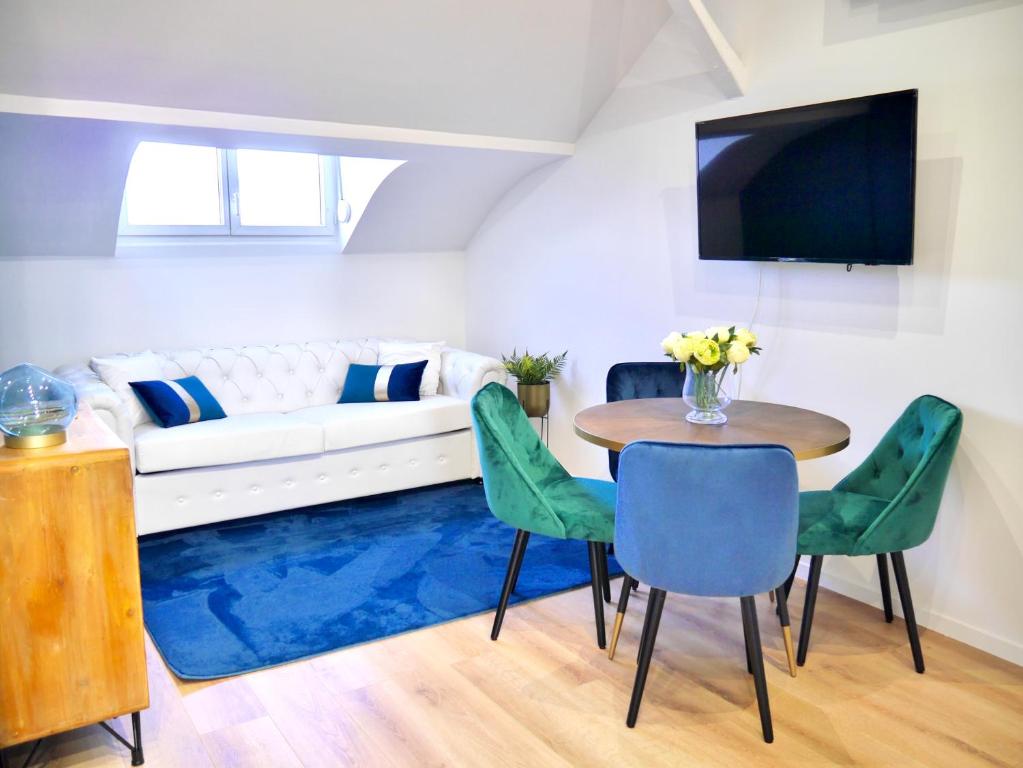 Μια τηλεόραση ή/και κέντρο ψυχαγωγίας στο LOFT INN Epernay