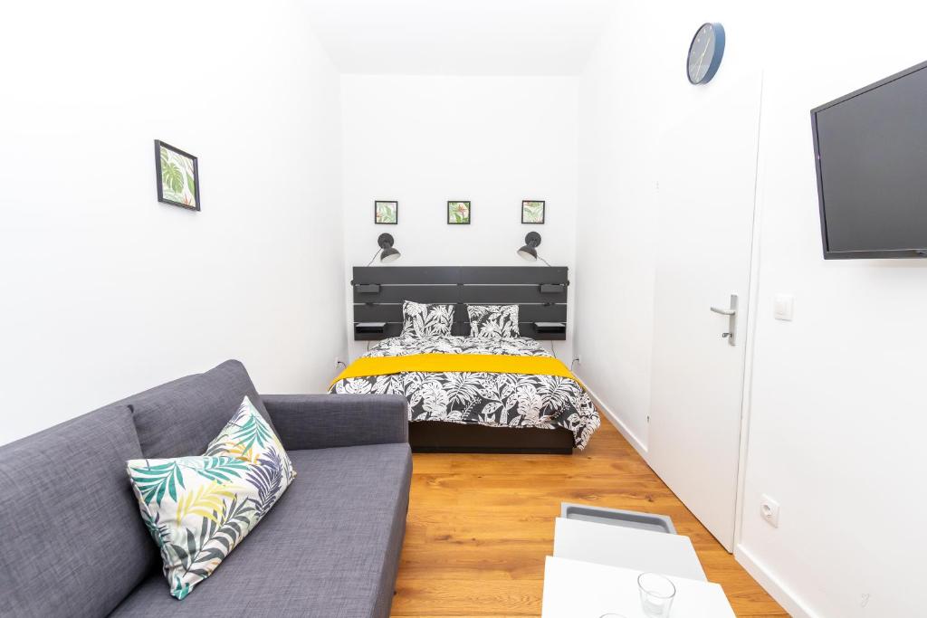 salon z kanapą i łóżkiem w obiekcie Radiant Premium Apartments - Central w Wiedniu