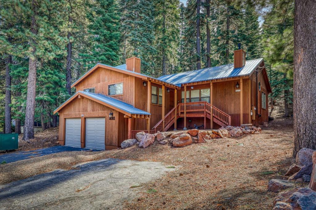 une maison en bois avec un garage dans l'établissement Tasteful Truckee Cabin, à Truckee