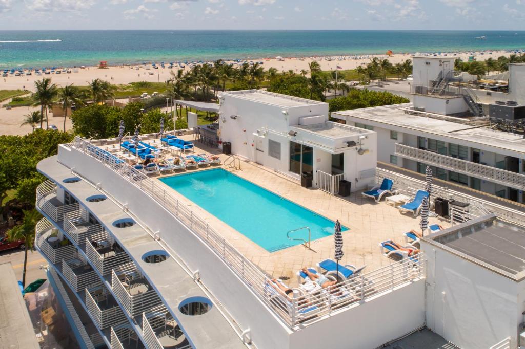 ein Luftblick auf ein Resort mit Pool und Strand in der Unterkunft Ocean Drive Apartments with Rooftop Pool, South Beach, Miami in Miami Beach