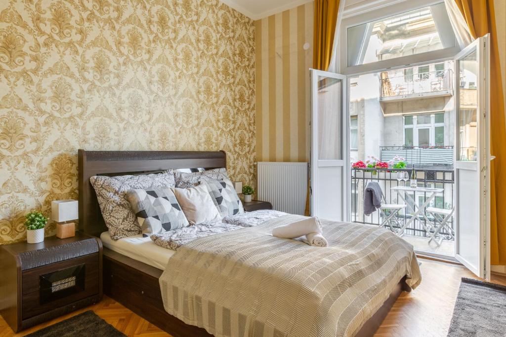 ブダペストにあるLuxury Downtown Home by Annaのベッドルーム(ベッド1台、窓付)