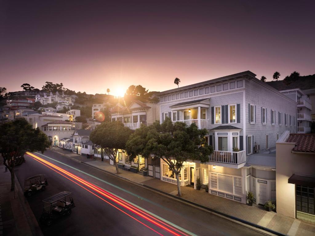 een stadsstraat 's nachts met auto's bij Catalina Island Inn in Avalon