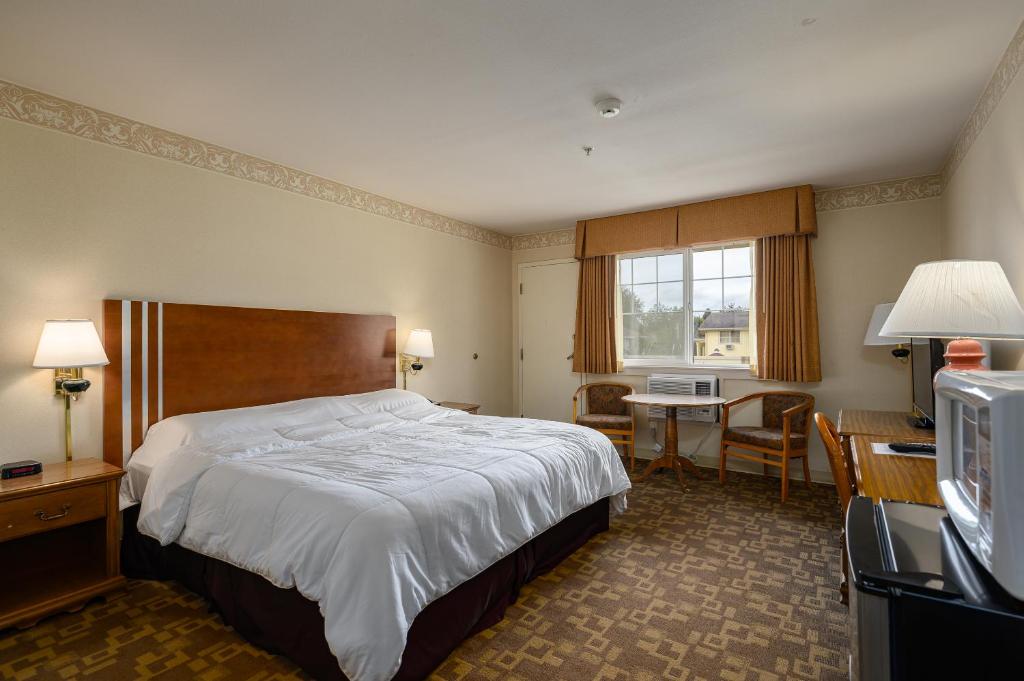 Postel nebo postele na pokoji v ubytování Three Rivers Inn Sedro Woolley