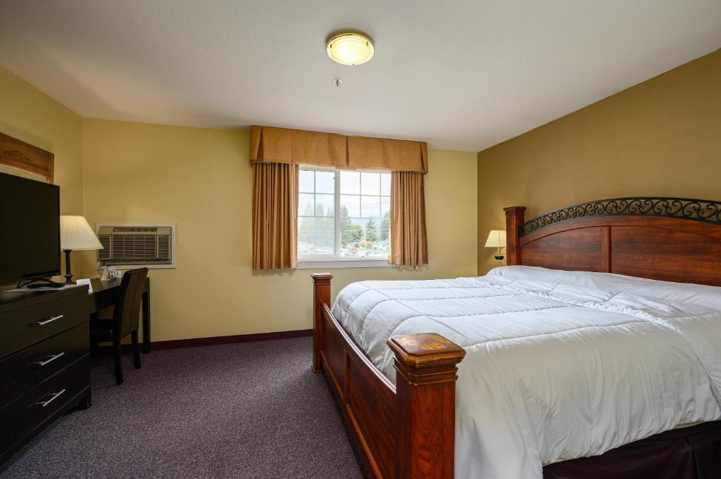 Postel nebo postele na pokoji v ubytování Three Rivers Inn Sedro Woolley