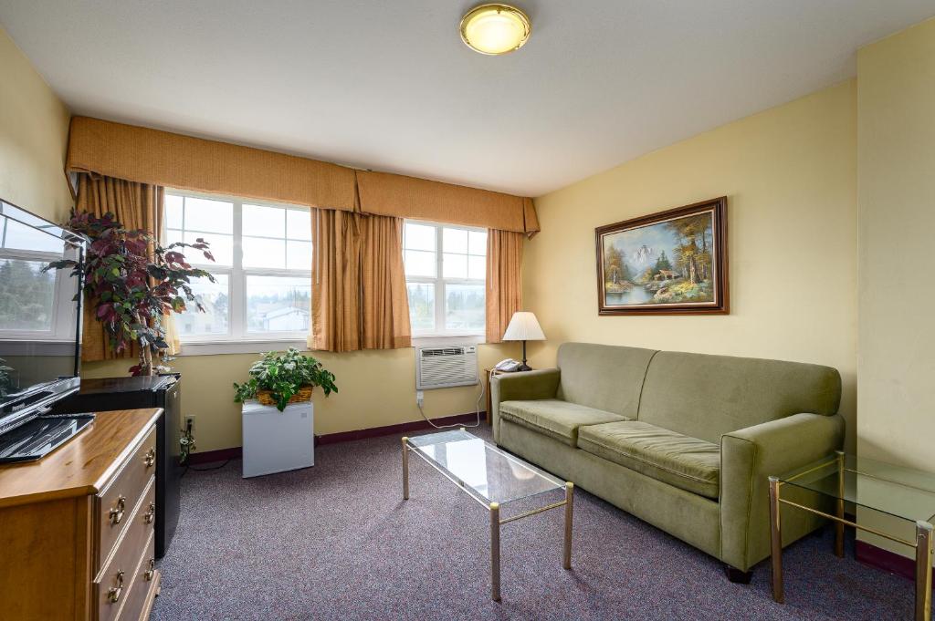 Posezení v ubytování Three Rivers Inn Sedro Woolley