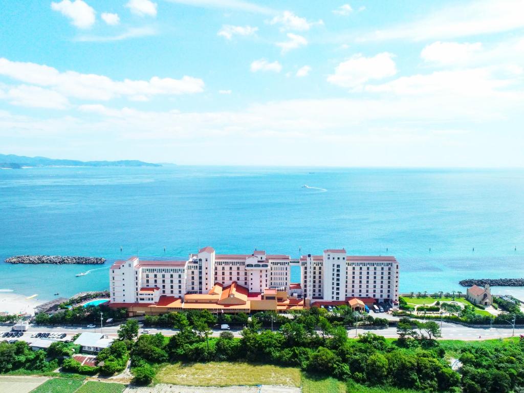 una vista aérea de un complejo frente al océano en AoAwo Naruto Resort, en Naruto