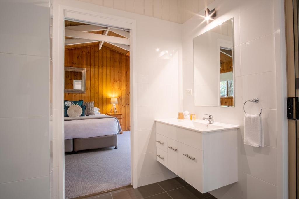 Postel nebo postele na pokoji v ubytování Kondalilla Eco Resort
