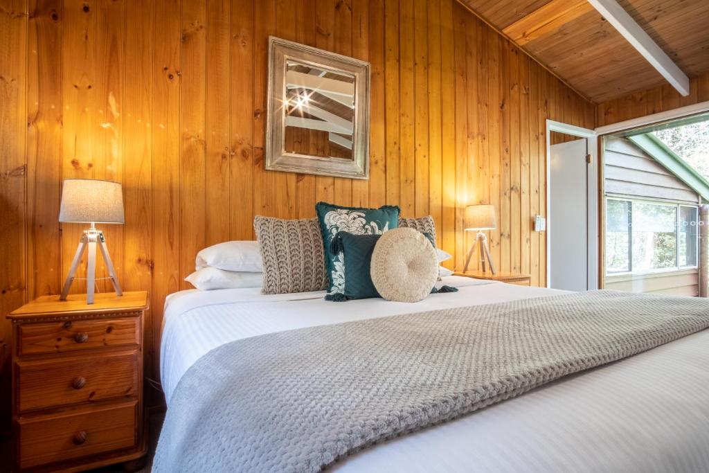 Postel nebo postele na pokoji v ubytování Kondalilla Eco Resort
