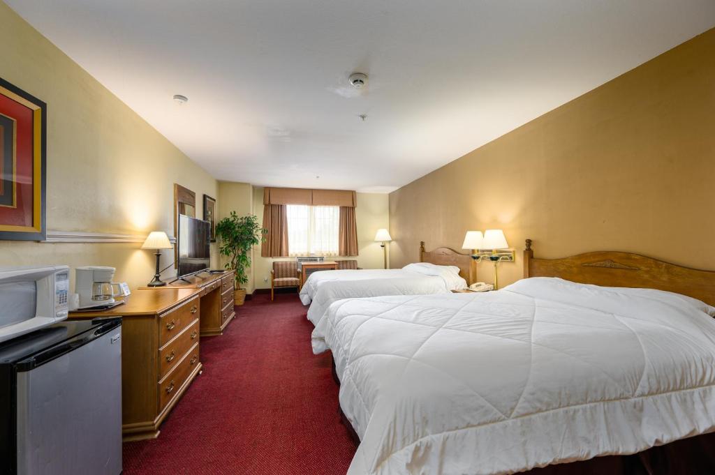 Postel nebo postele na pokoji v ubytování Three Rivers Inn Sedro Woolley