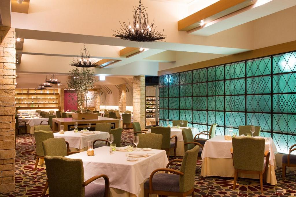 Restaurace v ubytování AoAwo Naruto Resort