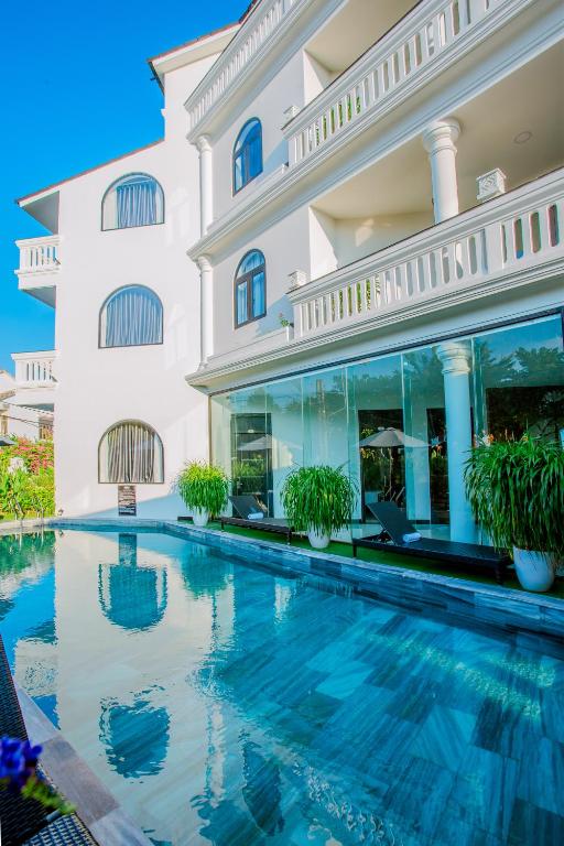 Bazén v ubytování Hoianation Villas Hotel nebo v jeho okolí