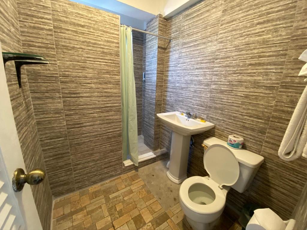 Un baño de Match Resort