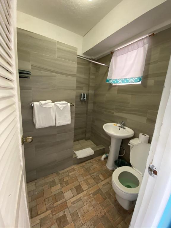 Un baño de Match Resort