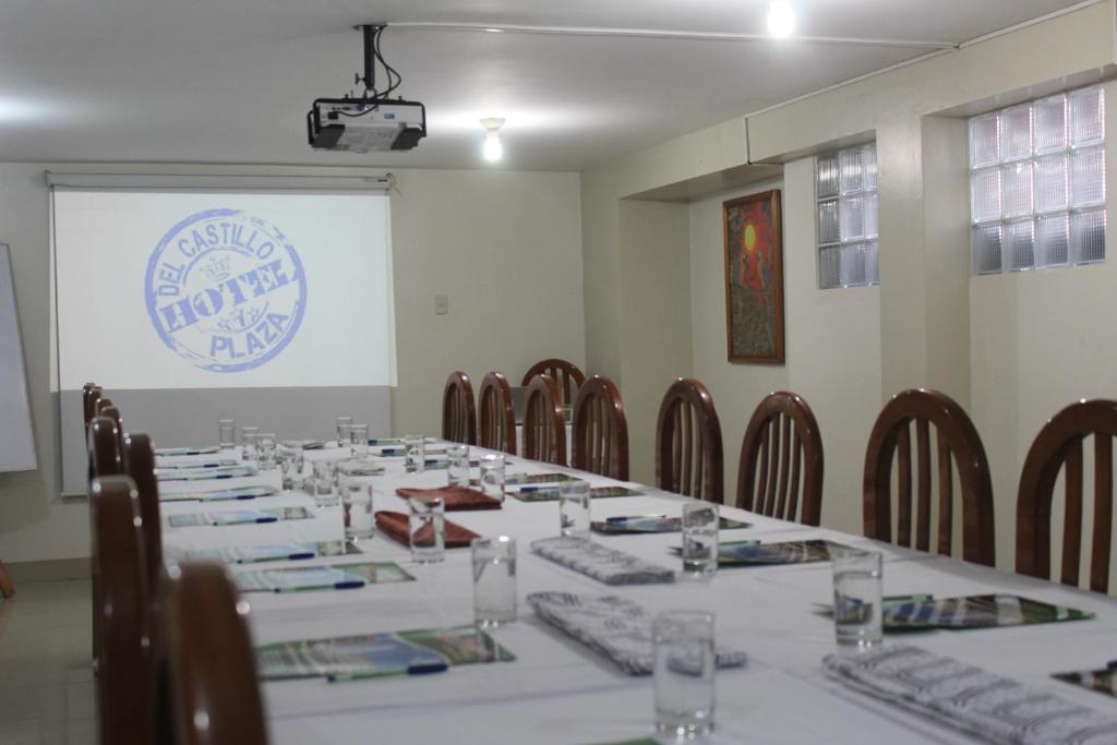 een vergaderzaal met een lange tafel en stoelen bij Auditorio & Centro de Capacitaciones Central Park Pucallpa in Pucallpa
