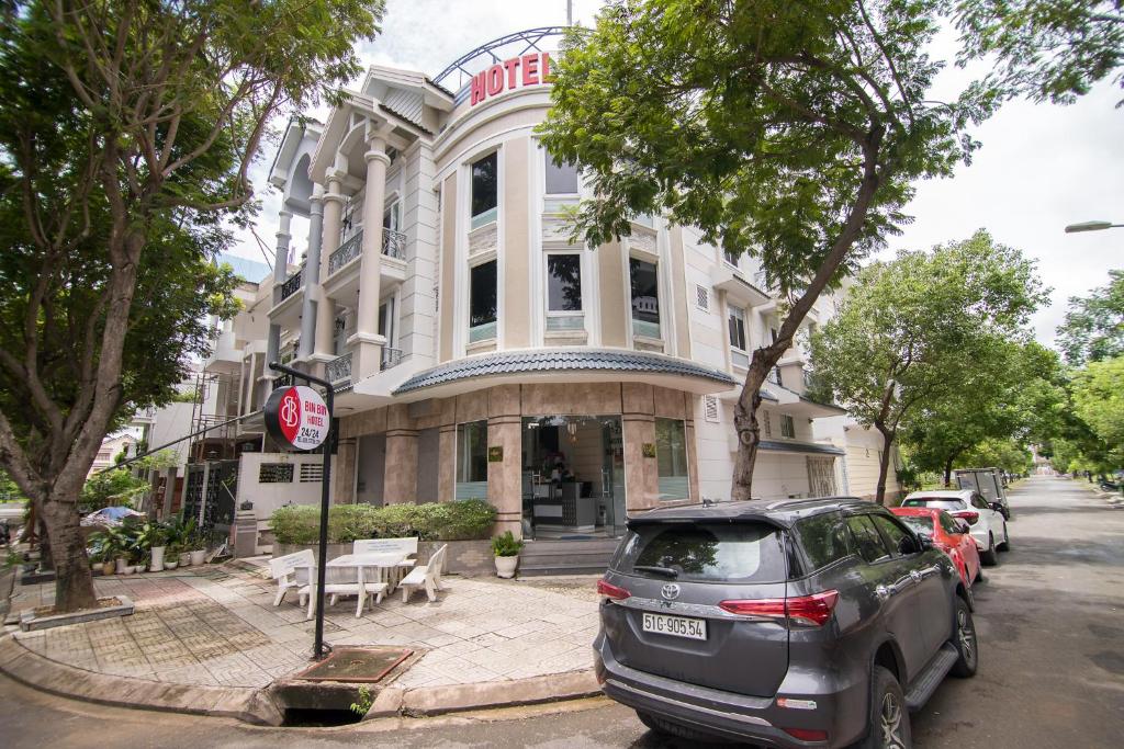 een auto geparkeerd voor een gebouw bij Bin Bin Hotel 1 - Near RMIT University in Ho Chi Minh-stad