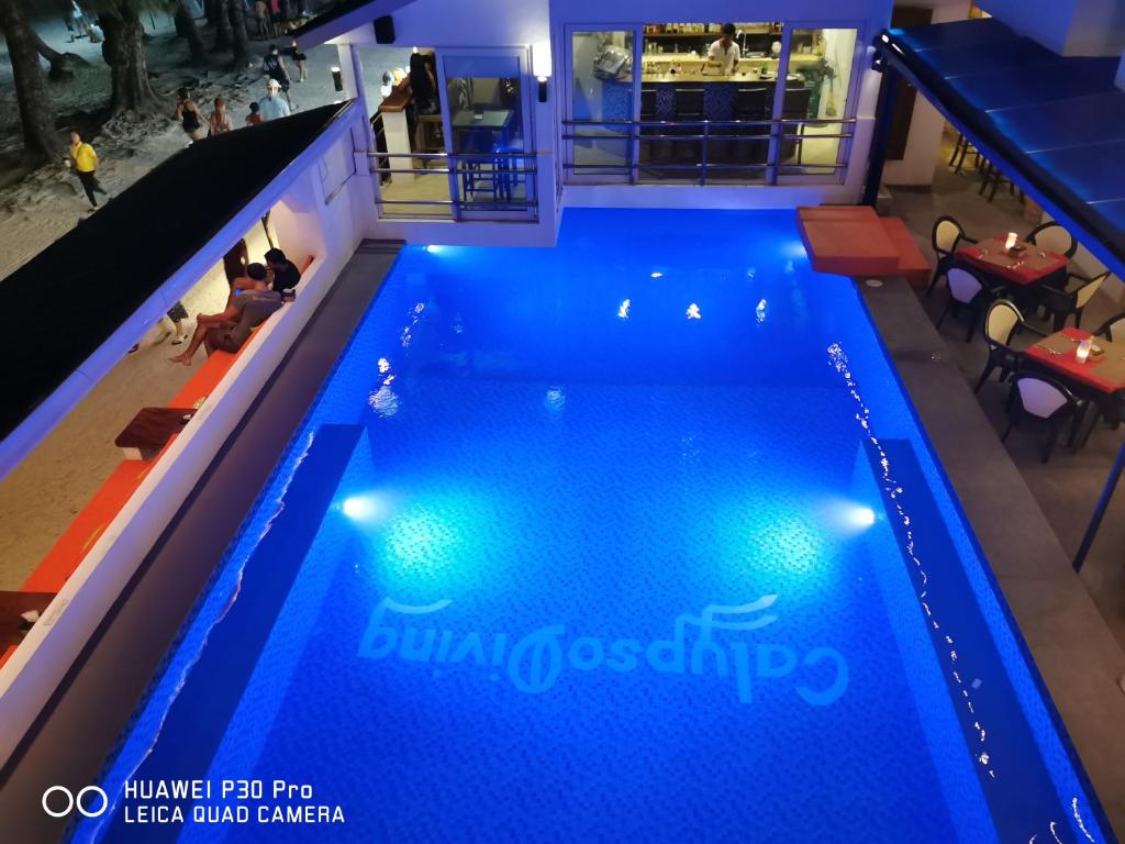 Bazén v ubytování Calypso Beach and Dive Resort nebo v jeho okolí