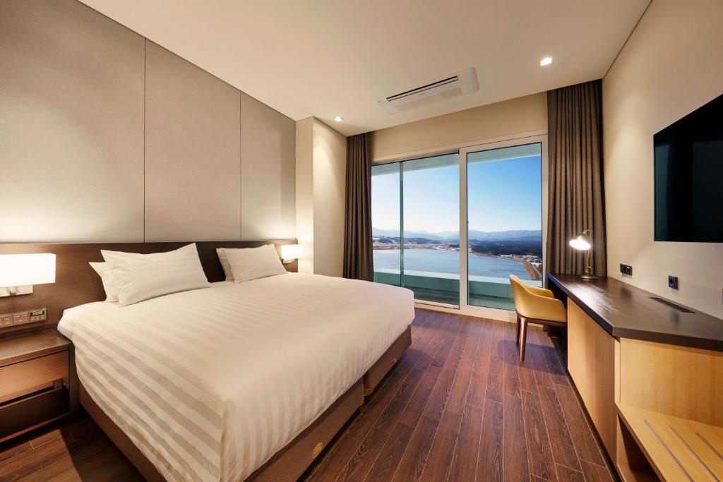 Postel nebo postele na pokoji v ubytování Skybay Hotel Gyeongpo